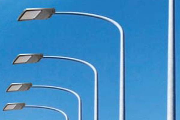 Case-Study-Universal-Paint-Jobcoating Row of modern urban streetlights with minimalist rectangular lamp heads set against a clear blue sky.
